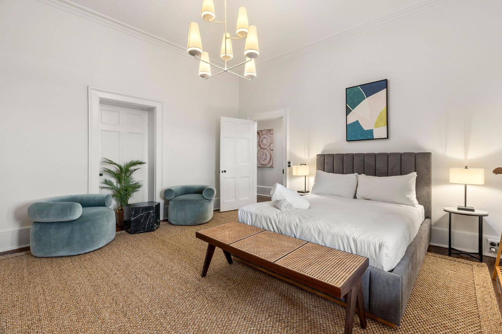 Luxury Harbourside Living With Rich Historic Charm *